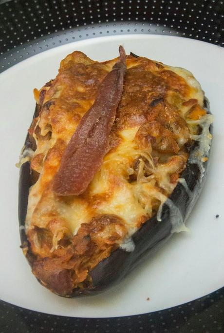 Berenjenas agridulces rellenas de atún, anchoas y dátiles