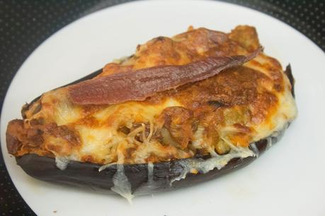 Berenjenas agridulces rellenas de atún, anchoas y dátiles