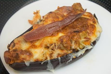 Berenjenas agridulces rellenas de atún, anchoas y dátiles