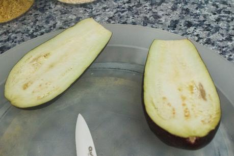 Berenjenas agridulces rellenas de atún, anchoas y dátiles