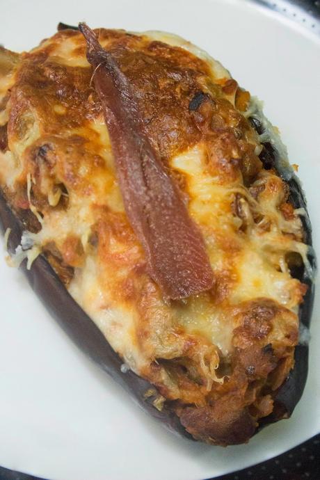Berenjenas agridulces rellenas de atún, anchoas y dátiles