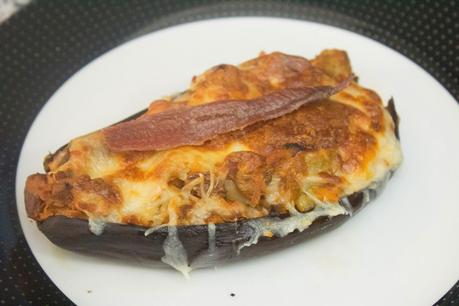 Berenjenas agridulces rellenas de atún, anchoas y dátiles