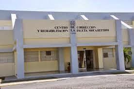 Dos agentes heridos en ataque a tiros al Correccional de Moca.