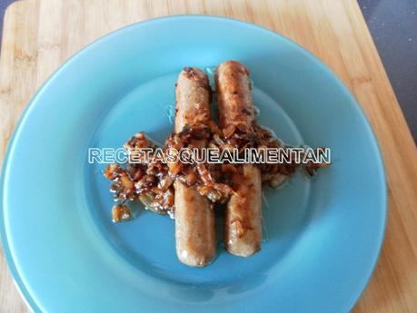 SALCHICHAS BRATWURST CON CEBOLLA CARAMELIZADA