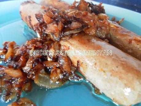 SALCHICHAS BRATWURST CON CEBOLLA CARAMELIZADA
