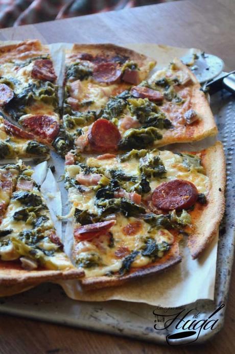 Pizza de cocido cortada