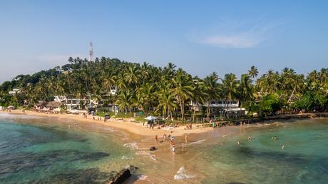 La playa de Mirissa desde el islote