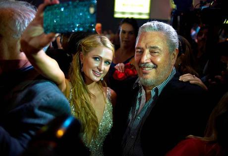 Paris Hilton, izquierda, toma una selfie con Fidel Castro Díaz-Balart, hijo del líder de Cuba, Fidel Castro, durante la cena de gala del Festival del Habano en La Habana, Cuba, viernes, 27 de febrero 2015. RAMON ESPINOSA AP