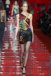 Versace une la herencia tradicional y el futuro en esta colección