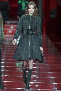 Versace une la herencia tradicional y el futuro en esta colección