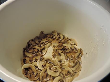 Tostadas de pan integral de calabaza con champiñones a la carbonara.