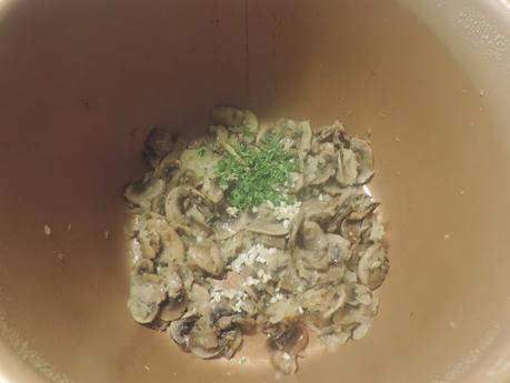 Tostadas de pan integral de calabaza con champiñones a la carbonara.