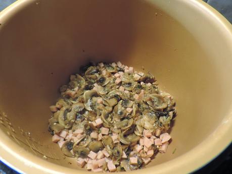 Tostadas de pan integral de calabaza con champiñones a la carbonara.