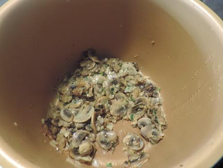 Tostadas de pan integral de calabaza con champiñones a la carbonara.