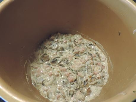 Tostadas de pan integral de calabaza con champiñones a la carbonara.