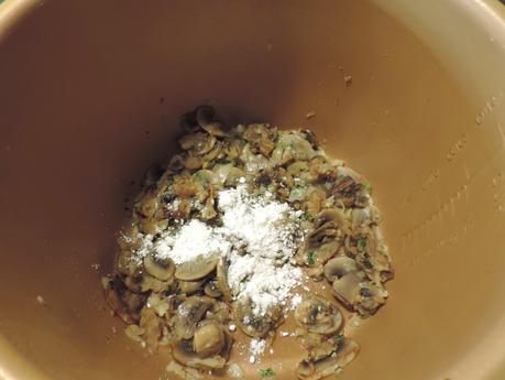 Tostadas de pan integral de calabaza con champiñones a la carbonara.