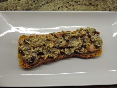 Tostadas de pan integral de calabaza con champiñones a la carbonara.