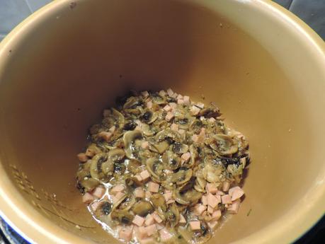 Tostadas de pan integral de calabaza con champiñones a la carbonara.