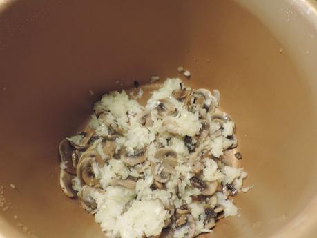 Tostadas de pan integral de calabaza con champiñones a la carbonara.