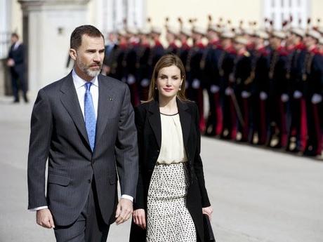 Dña. Letizia, look blanco y negro, con el presidente de Colombia