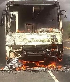 Cogió candela autobús llevaba niños a carnaval.