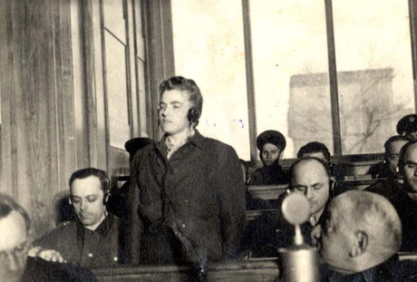 Maria Mandel declarando en los juicios de Auschwitz