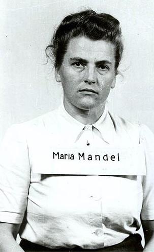 Fotografía de detenida de Maria Mandel tras el fin de la Segunda Guerra Mundial. Fuente y autoría: US Army [dominio público], vía Wikimedia Commons.