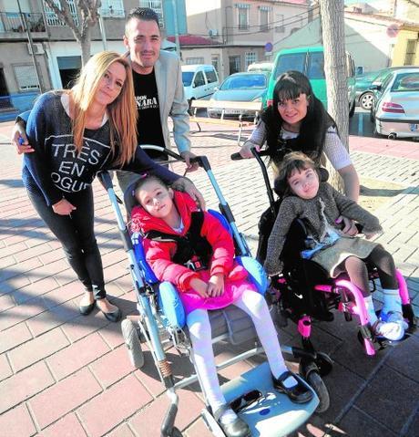 Ainara y Natalia, ayer junto a sus padres, Francisco, Sonia y Carmen, en Puente Tocinos.