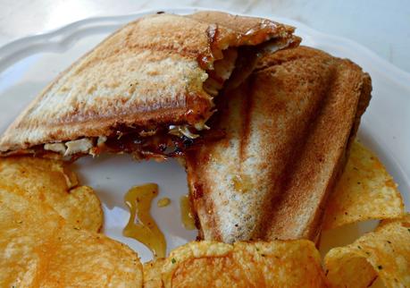 Sandwich de pollo y cebolla caramelizada