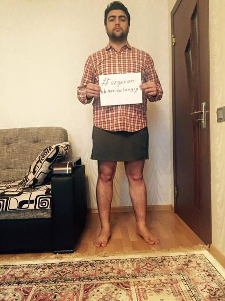 Los turcos salen a la calle con minifaldas para protestar contra la violencia de género. Los turcos salen a la calle con minifaldas para protestar contra la violencia de género.