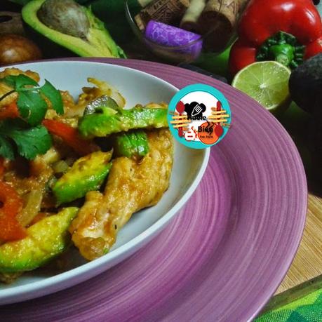 Tiras de pechuga de pollo con aguacate