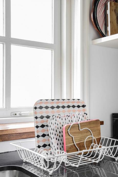 Suelos y paredes blancas en un piso nordico de aires retro 11