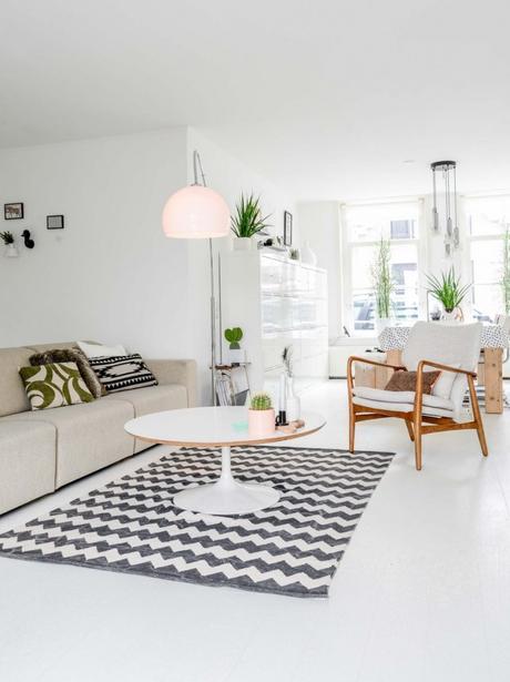 Suelos y paredes blancas en un piso nordico de aires retro 3