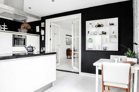 Suelos y paredes blancas en un piso nordico de aires retro 8