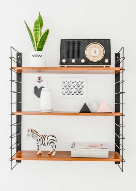 Suelos y paredes blancas en un piso nordico de aires retro 6