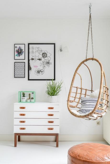 Suelos y paredes blancas en un piso nordico de aires retro 2