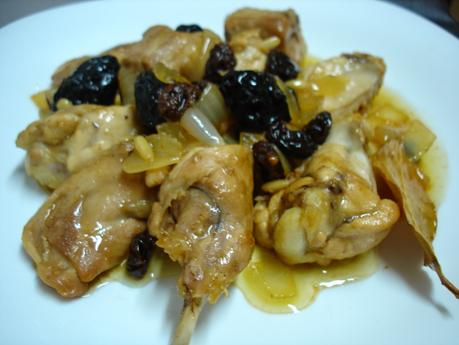 Guisado de carne con ciruelas, uvas pasas y piñones - Rostido