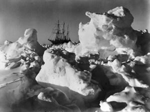 El Endurance atrapado por el hielo en 1915. Foto: Frank Hurley