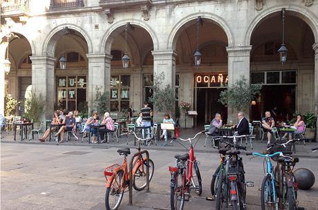 Paseo en familia por la plaza Real plaza real barcelona