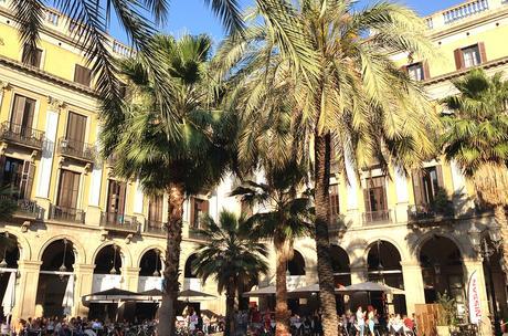 Paseo en familia por la plaza Real plaza real barcelona