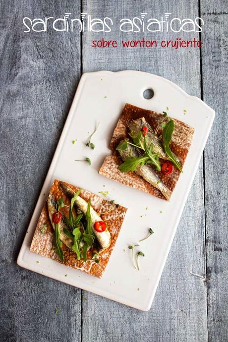 Sardinillas asiáticas sobre wonton crujiente