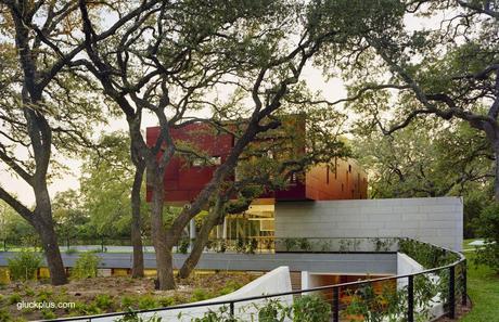 Casa moderna con volumen flotante al tope en Austin.