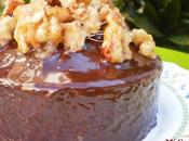 Bizcocho esponjoso chocolate, naranja nueces, cubierto chocolate nueces caramelizadas