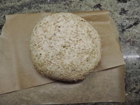 Pan integral gigante de hamburguesa con bebida de soja.