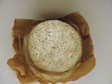 Pan integral gigante de hamburguesa con bebida de soja.