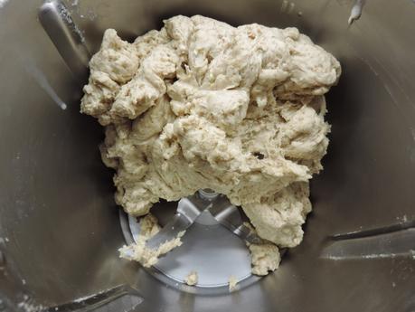 Pan integral gigante de hamburguesa con bebida de soja.