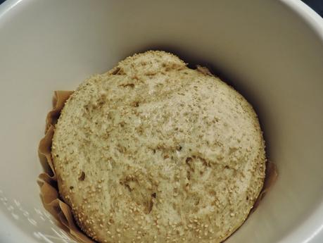 Pan integral gigante de hamburguesa con bebida de soja.