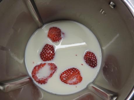 Yogur liquido de fresa.