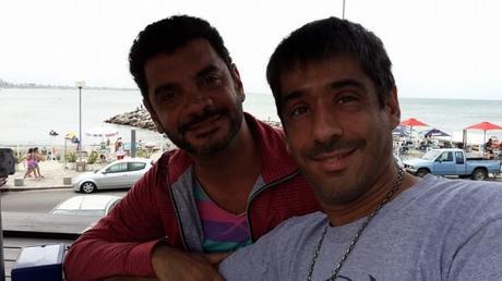 El primer matrimonio igualitario de Latinoamérica, ¿una mentira? Otras épocas: Alex Freyre y José María di Bello, juntos en una ciudad balnearia. Fuente: Facebook.