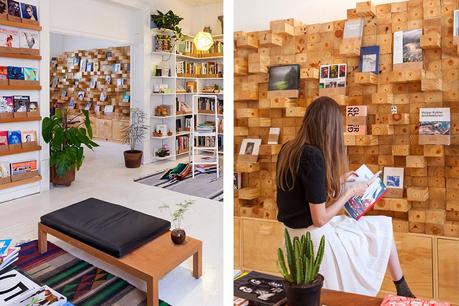 Pared de madera a modo de estantería